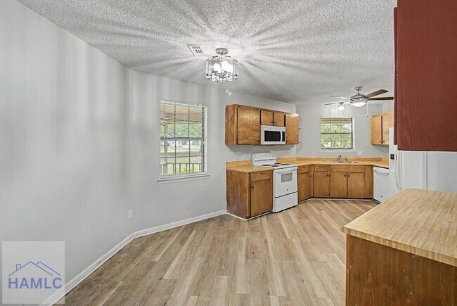 Building Photo - 21 Pinewood Ln