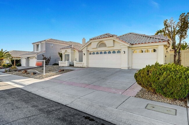 Building Photo - Signature at Peccole Ranch