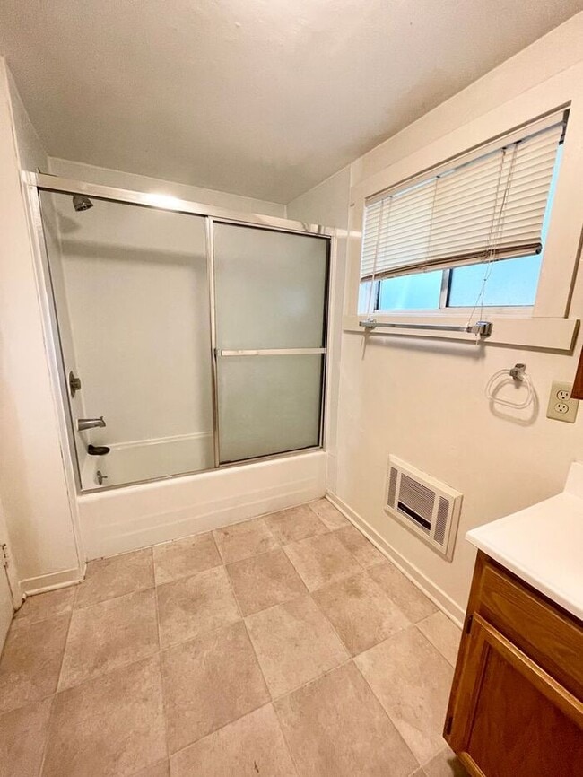 Building Photo - $1,550 Monthly, Studio apartment walking distance to down town Santa Rosa