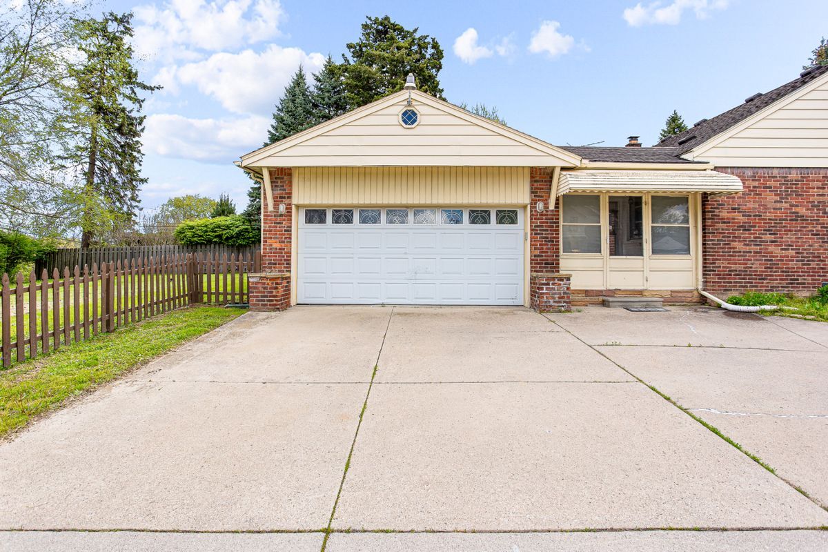 Building Photo - 25346 Fairway Dr