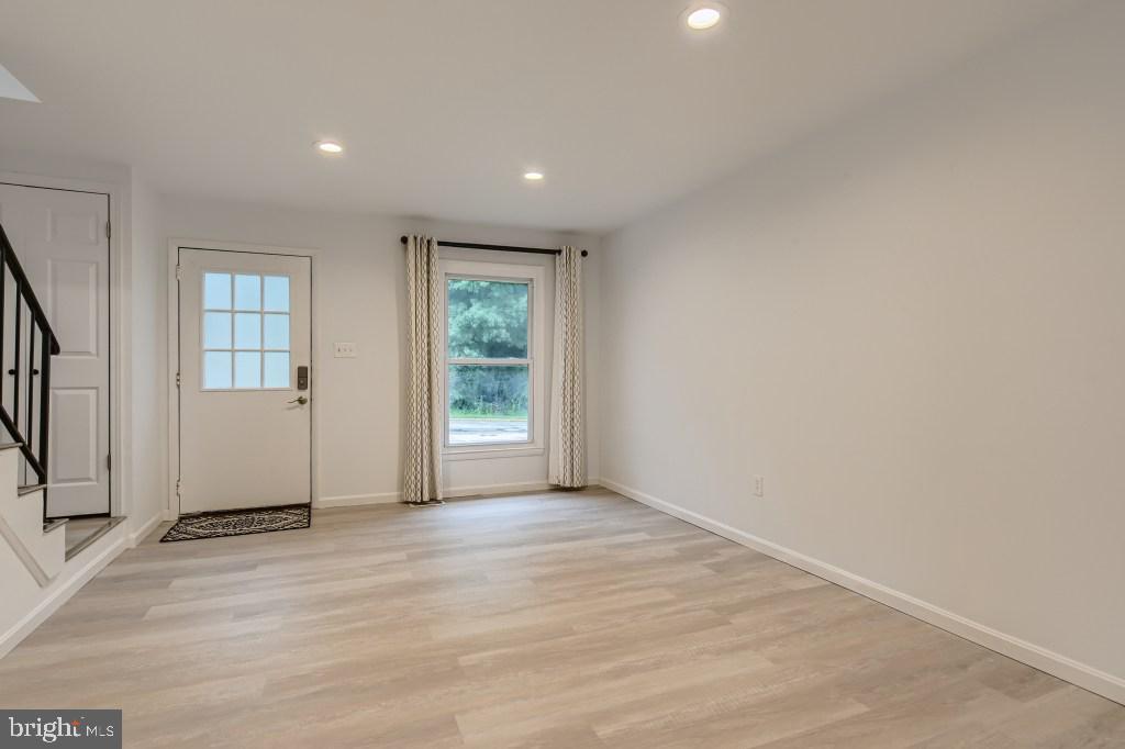 Building Photo - 9 Robinway Ct