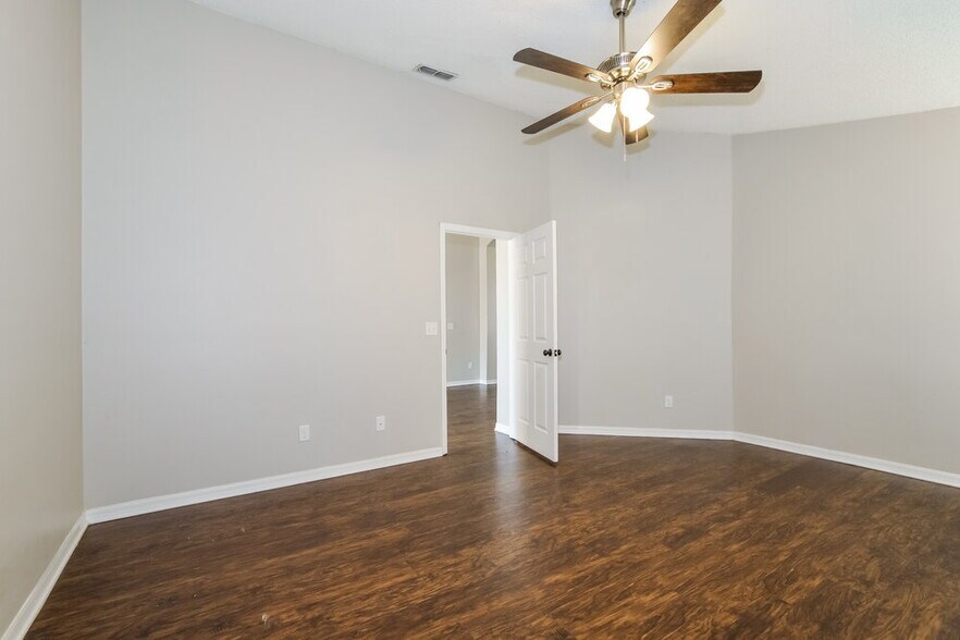 Building Photo - 4056 Forest Island Dr