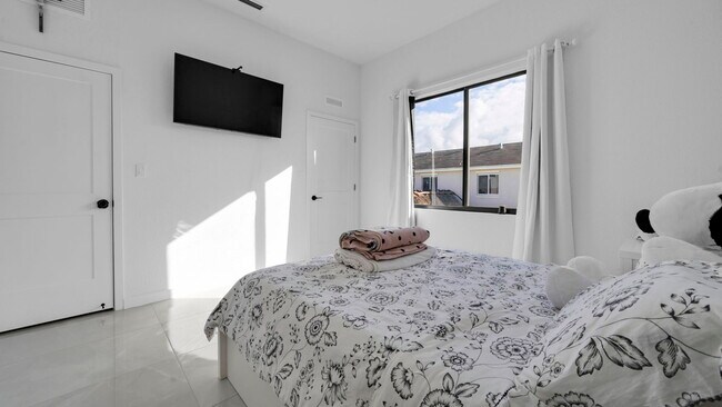 Building Photo - 415 NW 13 Ct