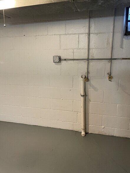 lower level laundry hook up - 2522 Hancock St