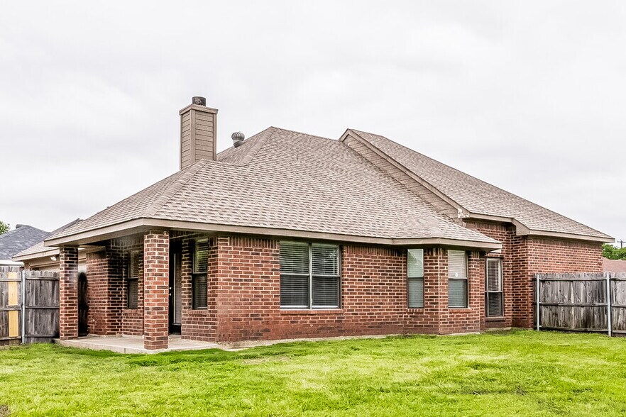 Building Photo - 2624 Beeman Dr