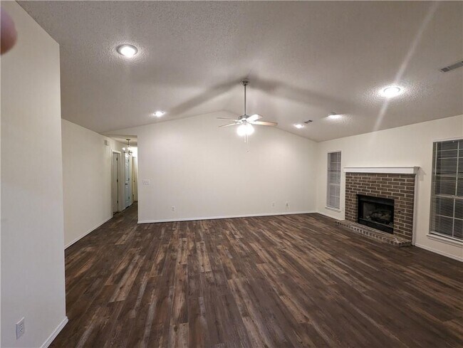 Building Photo - 3053 Setter St
