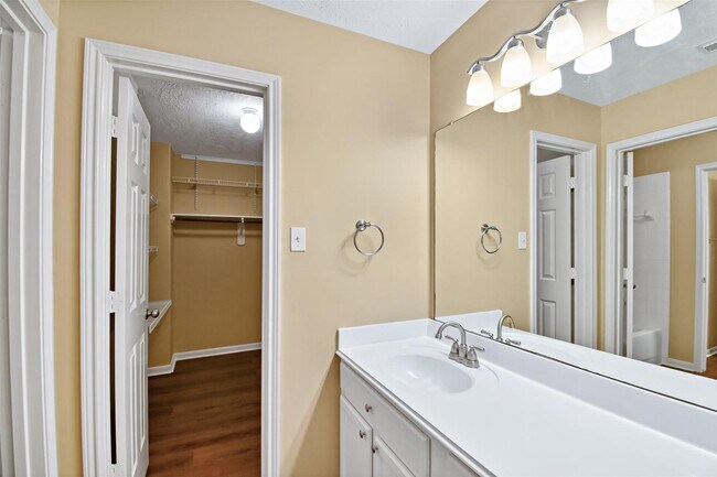 Building Photo - Beautifully Updated Home in Sugar Land’s S...
