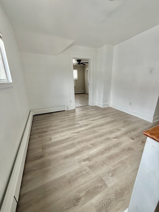 Building Photo - 414 Caroline St