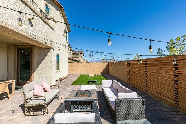 Building Photo - Gated, 4bed + loft with Bedroom and Full bathroom downstairs. Skye Canyon