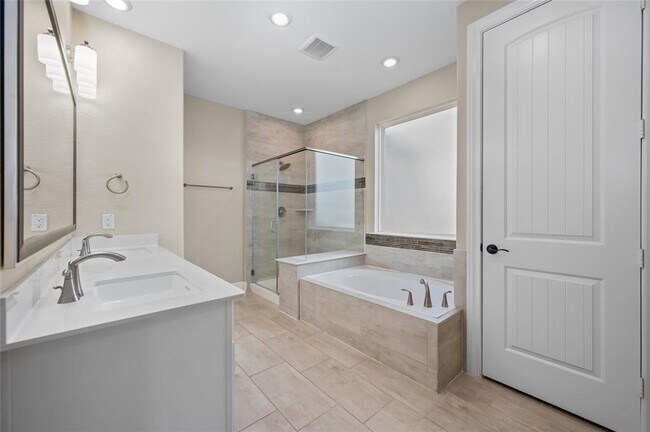 Building Photo - 14014 Phelps Dr