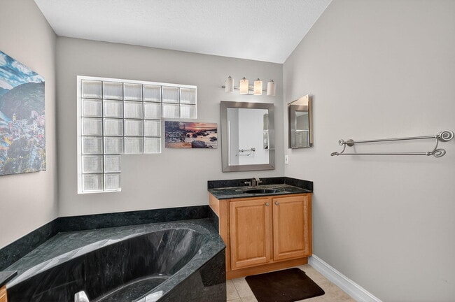 Building Photo - 2725 Pointe Cir