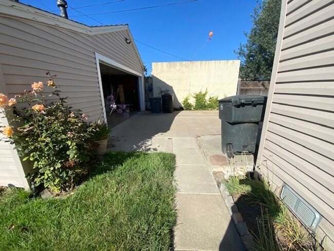 Building Photo - Maple Park LARGE 2 BR/ 2BA with 2 Car Garage & Large Fenced Yard