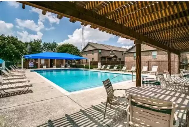 Building Photo - 2249 Salado Dr