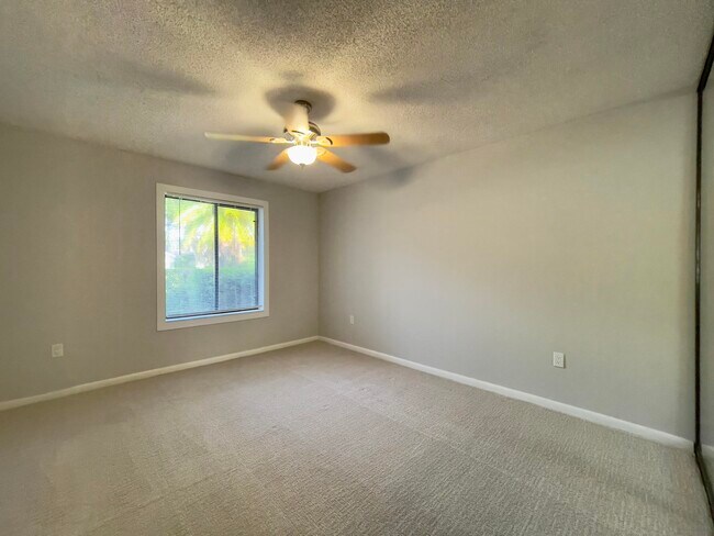 Building Photo - 208 E River Park Dr
