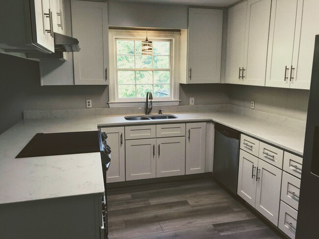 Building Photo - 3620 Fernwood Dr
