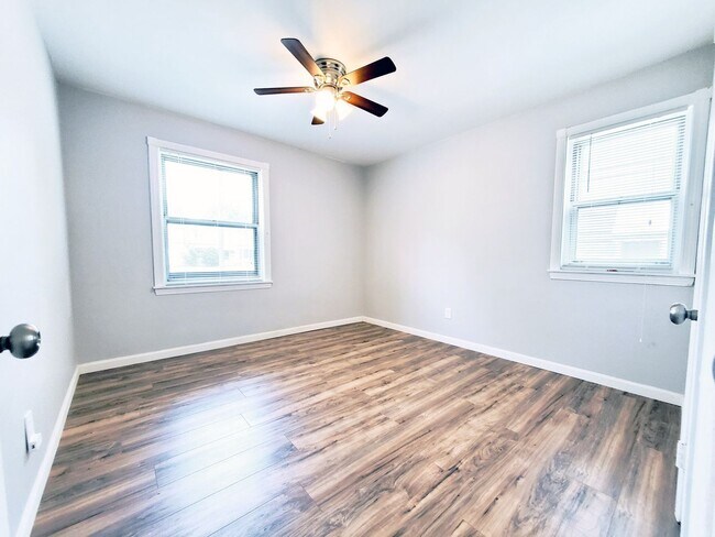 Building Photo - 3 Bed - 1 Bath Cape Cod for Rent in Euclid