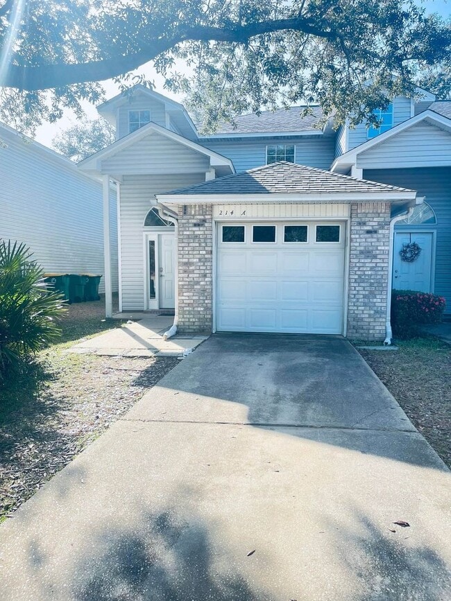 Building Photo - 214 Tooke St