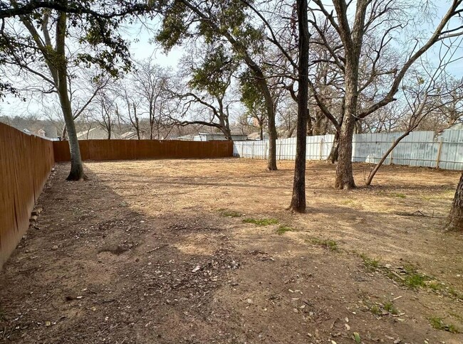 Building Photo - Charming 3 Bed 2 Bath Home - Fenced Backyard!