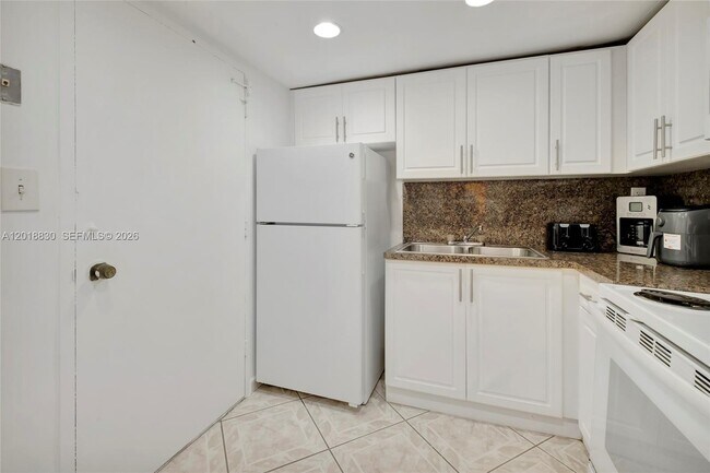 Building Photo - 5401 Collins Ave