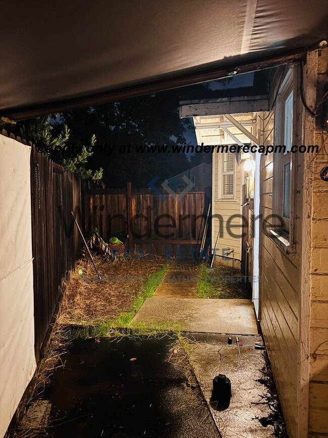 Building Photo - Charming studio home in North Oak Park