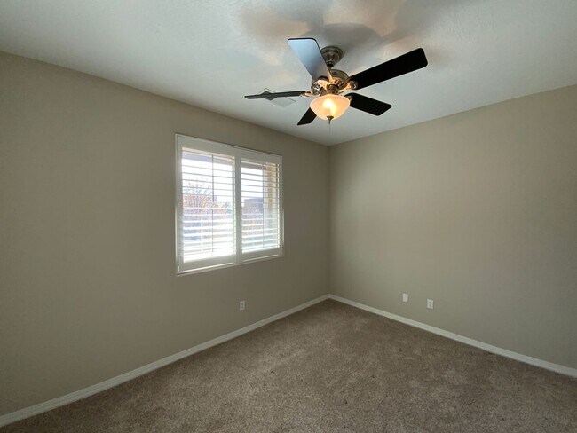 Building Photo - 3 Bedroom Townhome Available Near Wyoming Blvd NE & Paseo Del Norte Blvd NE!