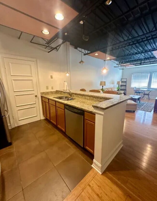 Building Photo - Upgraded 1 bedroom unit- Walking distance to campus!