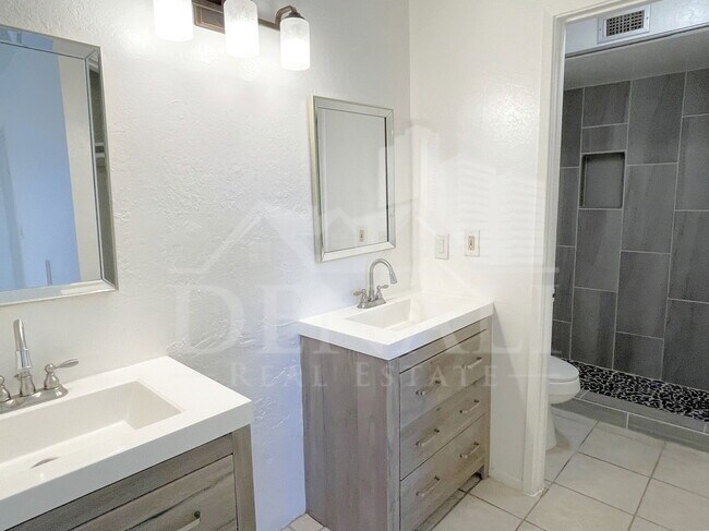 Building Photo - 822 S Langley Ave