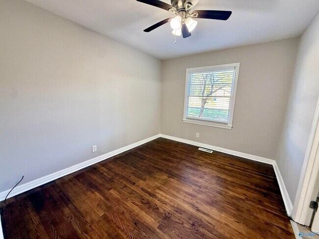 Building Photo - 117 Meadow Dr
