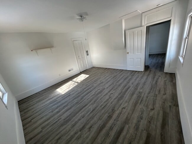 Building Photo - 301 Main St