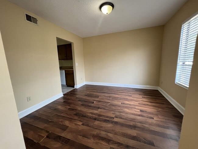 Building Photo - 323 Beverly St