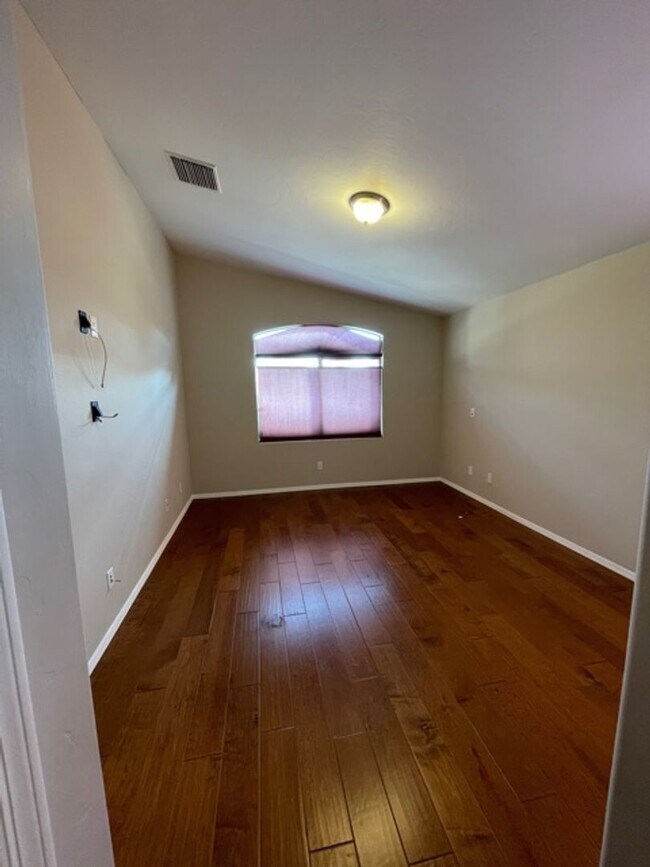 Building Photo - Available in JULY, Single story 3bd/ 2bath...