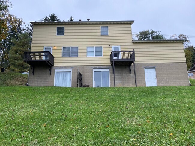 Building Photo - 5 Oak Drive Cir