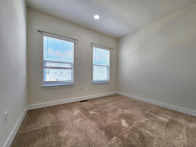 Building Photo - 8820 Englewood Farms Dr