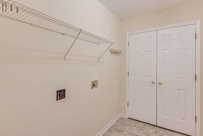 Building Photo - 3 Bedroom Townhouse in Wakefield with 1 Ca...
