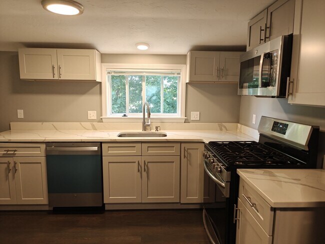 Primary Photo - 105 Holyoke St