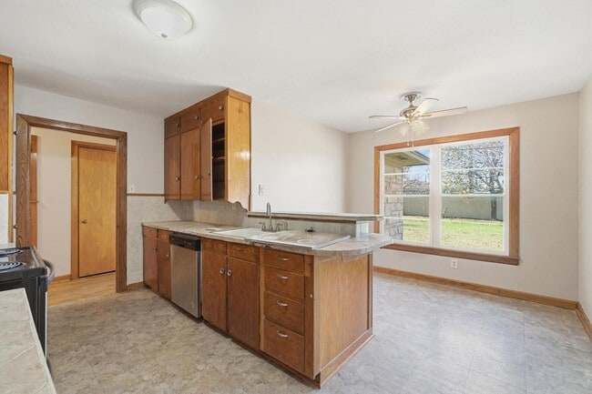 Building Photo - 134 Meander St