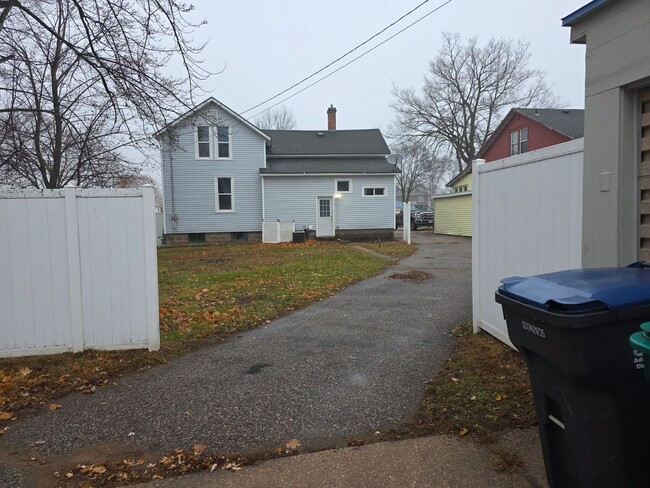 Building Photo - 4 Bed 1.5 Bath Single Family Home in Nekoosa