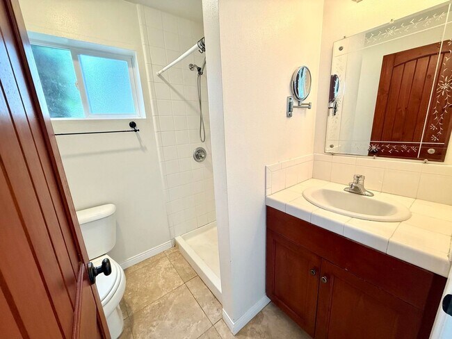 Building Photo - 3 units