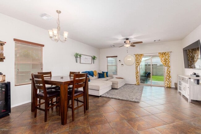 Building Photo - Gorgeous 3bed/2bath single level home in North Peoria!! Best Schools !!