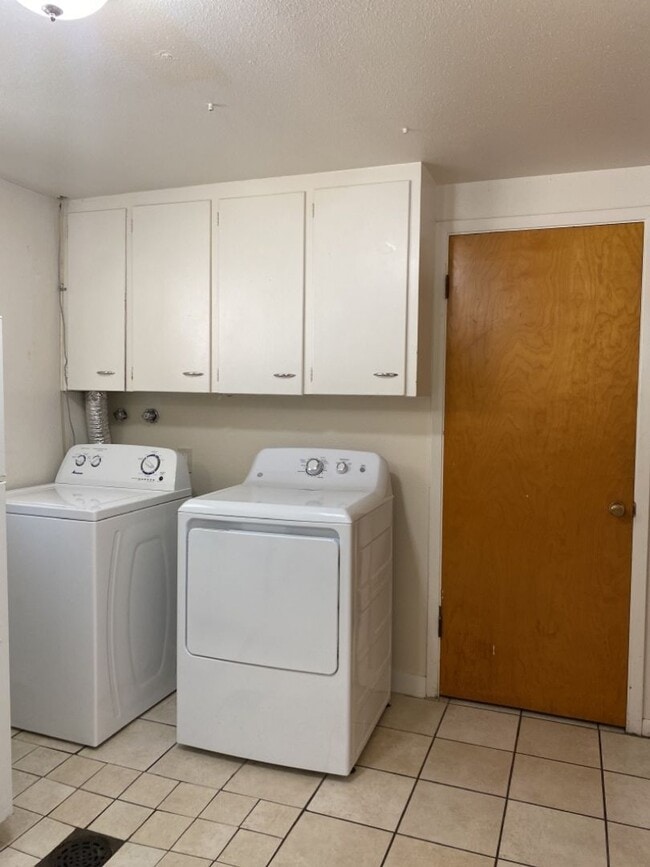 Building Photo - STUDENTS WELCOME! Ranch Home w/ Finished Basement, Fenced Yard and Two Kitchens