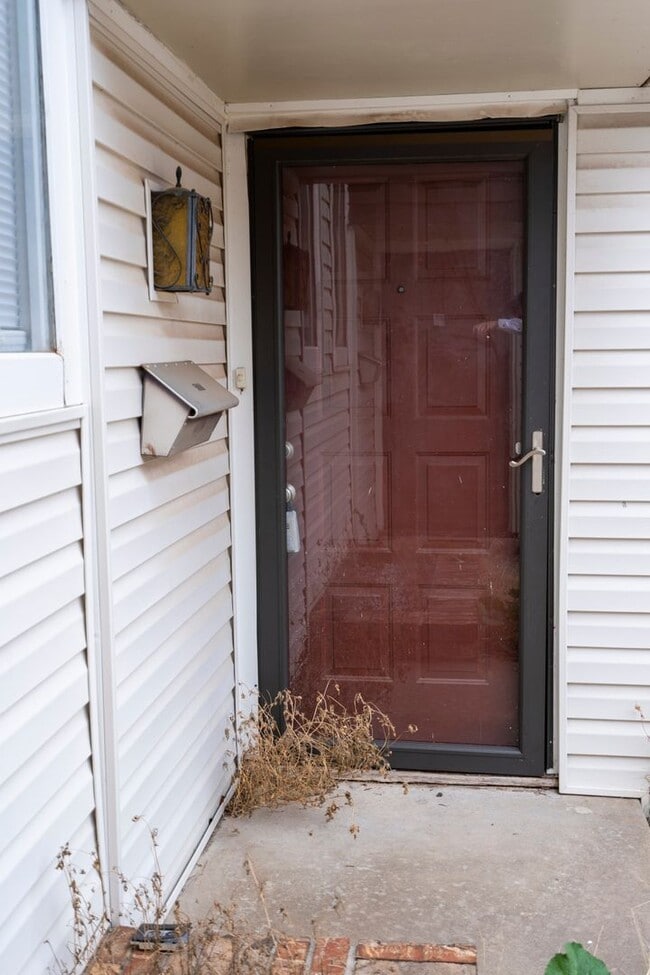 Building Photo - Spacious, Updated & Cute Home Near Lake He...