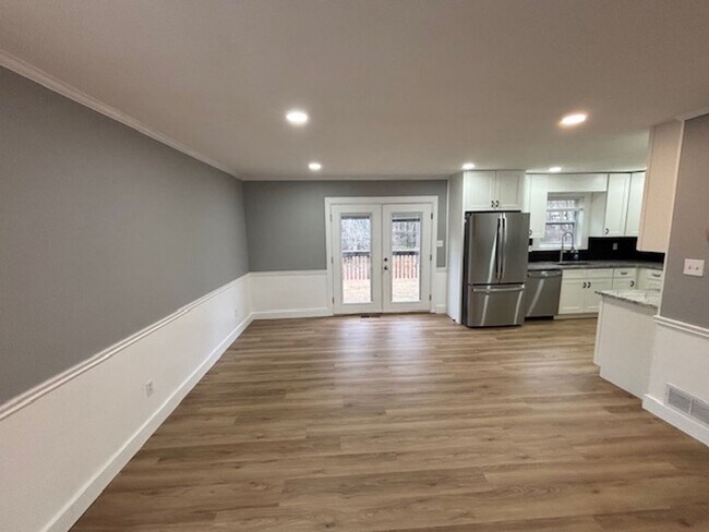 Building Photo - Updated Remodeled Large Open Split-Level Home with Full Finished Basement!