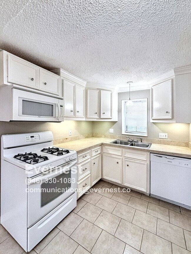 Building Photo - 3-Bedroom, 2-Bath Home with Pool and Conve...