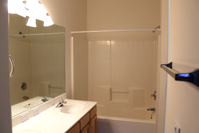 Building Photo - 440 S Val Vista Dr