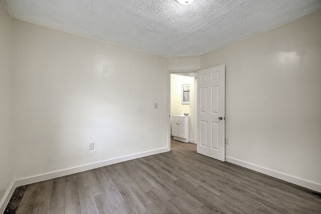 Building Photo - 4 Bedrooms 3 Baths Bristol TN