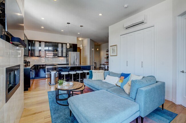 Building Photo - 2 bedroom 2 bath Penthouse apartment in Wa...