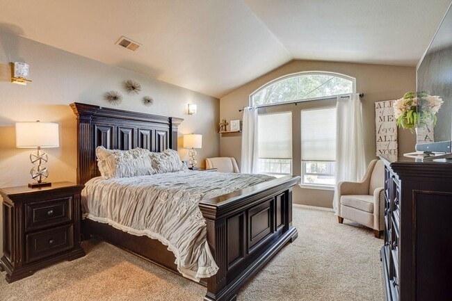 Building Photo - Spacious 4-Bedroom Home in Sought-After Lu...