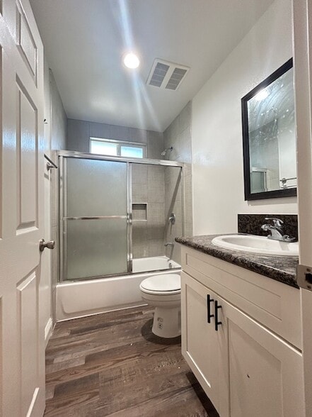 Building Photo - 213 1/2 E 84th Pl