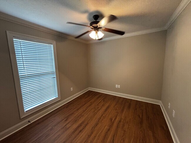 Building Photo - 990 Clubhouse Dr