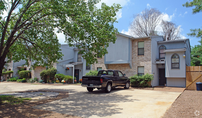 Primary Photo - 1349 S Joiner Rd